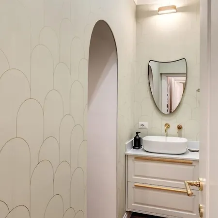 شقة 3 Bedroom Via Genova Monti Area *