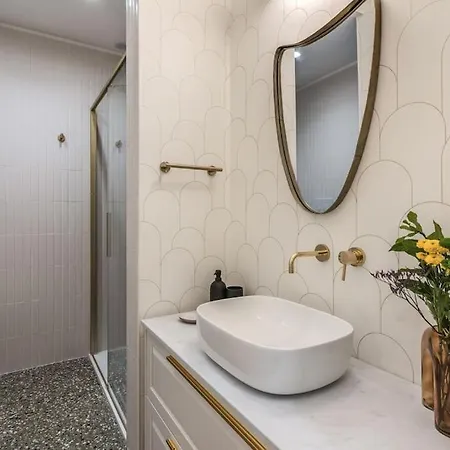 شقة 3 Bedroom Via Genova Monti Area *